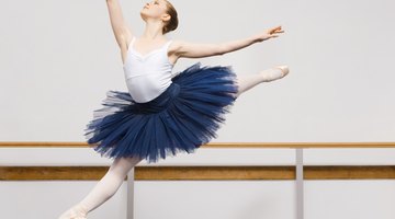 Los bailarines de ballet desarrollan músculos fuertes en las piernas para poder hacer saltos.