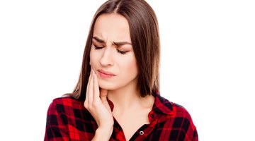 Cómo aliviar la inflamación facial por un dolor de muelas