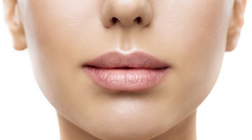 ¿Por qué aparecen manchas marrones en los labios?