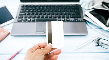 Cómo usar una tarjeta de débito para comprar en línea