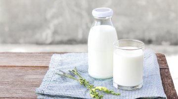 Photo, pitcher and glass of milk, High res, Color