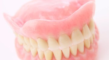 ¿De qué materiales están hechos los dientes postizos?