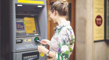 Cómo transferir dinero a través de un cajero automático