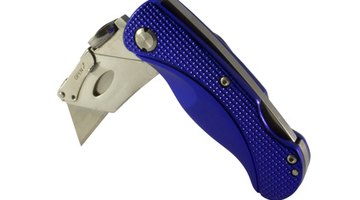 Folding utility knife