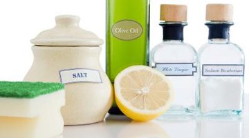 Non-toxic cleaning products including white vinegar