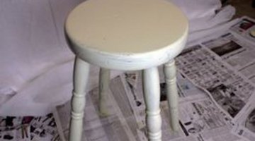 How to Distress Furniture With Paint