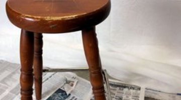 How to Distress Furniture With Paint