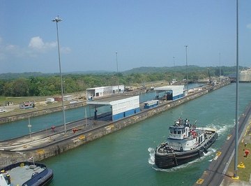 What Two Bodies of Water Does the Panama Canal Connect?