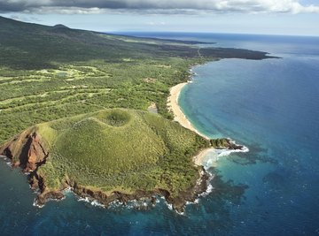 Large volcano on Hawaiian island.