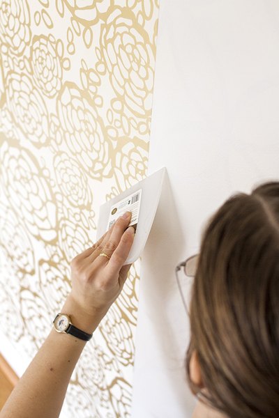 How to Wallpaper a Feature Wall (with Pictures) | eHow