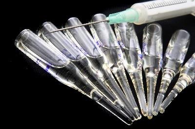 Syringe and ampules for vaccination image by Olga Khopshanosova from Fotolia.com Some potential side effects of canine Lyme disease vaccinations cause as much discomfort as the disease itself.