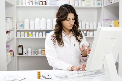 Jupiterimages/Comstock/Getty Images Pharmacy interns apply what they've learned in a practice setting.