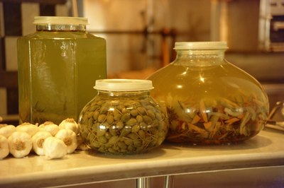 Jupiterimages/Comstock/Getty Images Vegetable oils contain lots of long-chain fatty acids.