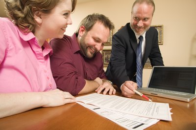 Jupiterimages/liquidlibrary/Getty Images Appearances alone won't tell you if your mortgage broker is legit.