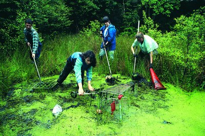 Stockbyte/Stockbyte/Getty Images Companies that partner with communities to keep the environment clean is one sign of good workplace ethics.