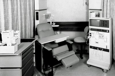 Jupiterimages/Photos.com/Getty Images Dialysis reuse techs clean equipment used in dialysis.