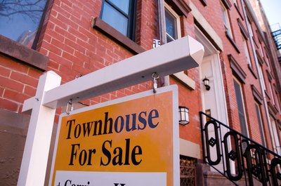 Jupiterimages/Photos.com/Getty Images Know what to expect before buying a townhouse.