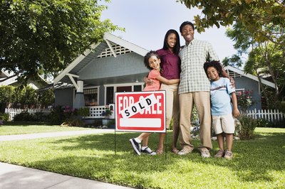 Jupiterimages/Brand X Pictures/Getty Images Home buyers enjoy a period of grace between closing and the date on which the first payment is due.
