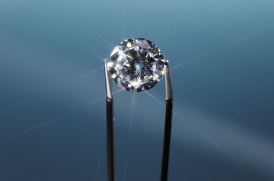 Jeffrey Hamilton/Digital Vision/Getty Images Graduate gemologists can determine a stone's value by its color, cut, clarity and carat weight.