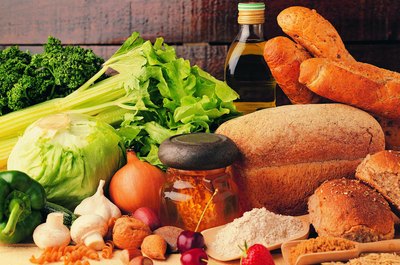 Stockbyte/Stockbyte/Getty Images You'll eat plenty of whole grains, fruits and vegetables on a prediabetes diet.