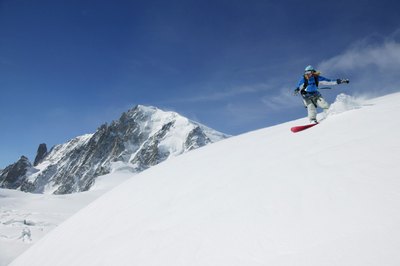 Jupiterimages/Comstock/Getty Images A form-fitting snowboard boot allows for better turn initiatation.