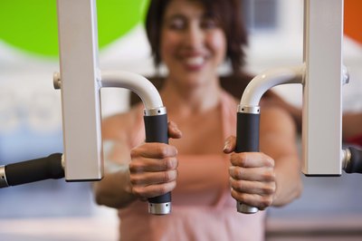 Jupiterimages/Comstock/Getty Images A variety of exercises can prepare you for powerlifting.