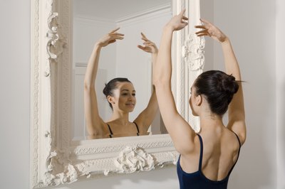 Jupiterimages/Pixland/Getty Images Classical ballet workouts mimic the structure of ballet classes.