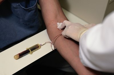 Keith Brofsky/Stockbyte/Getty Images Doctors diagnose low potassium by performing a blood test.