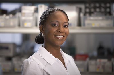 Medioimages/Photodisc/Digital Vision/Getty Images The majority of crime lab analysts work in medical and diagnostic labs, or state governments. (see ref 2)