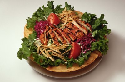 Jupiterimages/Comstock/Getty Images A grilled chicken salad makes an excellent low-carb lunch.