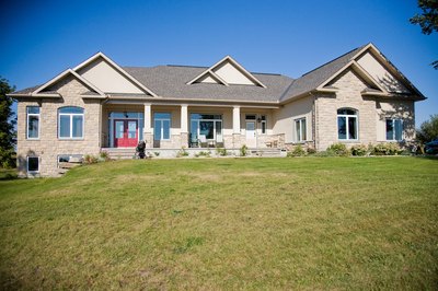 Jupiterimages/Photos.com/Getty Images Self-financing a home does not require a bank mortgage.
