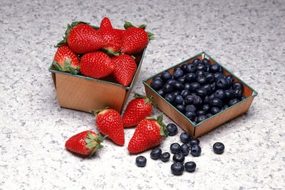 Jupiterimages/Comstock/Getty Images Berries are one component of a nutritious daily diet.