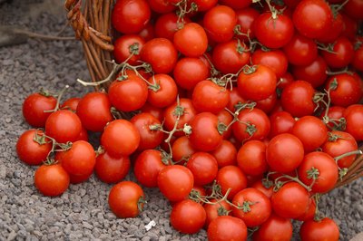 Hemera Technologies/AbleStock.com/Getty Images Raw tomatoes are quite healthy, but may trigger heartburn.
