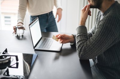 What Is the Difference Between a Retirement Annuity & a Pension Fund?