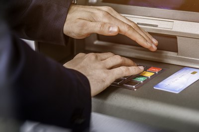 Benefits & Risks of Using ATM Machines