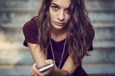 Does Cancelling a Cell Phone Plan Hurt Your Credit Score