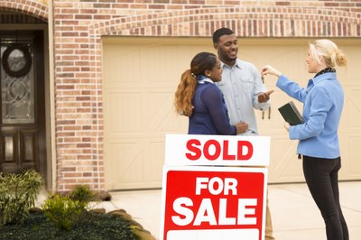 What Is the Difference Between a Mortgage & Homeowner's Insurance?