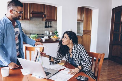 Does a Husband Inherit Bank Accounts if He Is Not the Beneficiary?