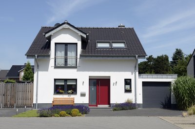 Advantages & Disadvantages of Living in a Single Family House