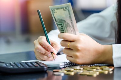How to Calculate a Salary After Taxes