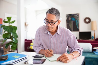 Pros & Cons of Borrowing Money From a Financial Institution