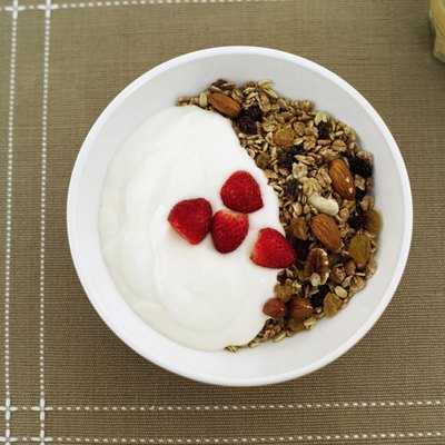 Stockbyte/Stockbyte/Getty Images Whole grains, yogurt, fruits, vegetables and nuts are low-GI foods suitable for PCOS sufferers.