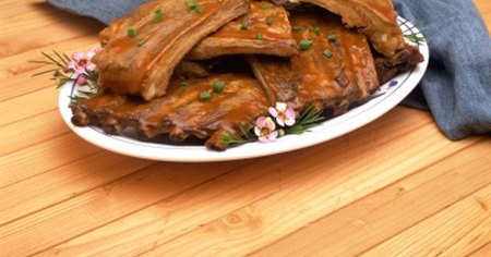 Cómo cocinar costillas a la parrilla con papel de aluminio ...