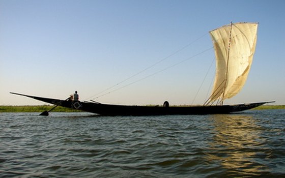 This tour will take you on a longboat trip on the Niger River.