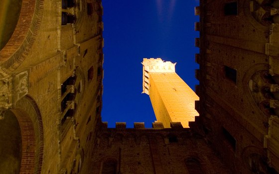 Discover the link between Siena's famed structures and the surrounding countryside.