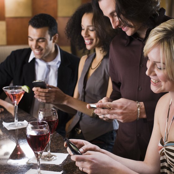 People like to share good food and restaurants with friends through social media.