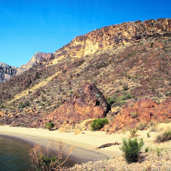 Visit a lake in Arizona's warm desert.