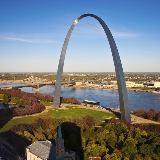 Mississippi river flowing through St. Louis.