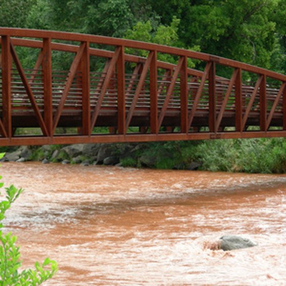 Travelers can stay at a hotel near the Red River in Alexandria, Louisiana.