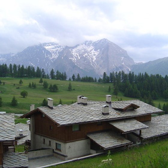 This spacious mountain cabin offers a beautiful view.